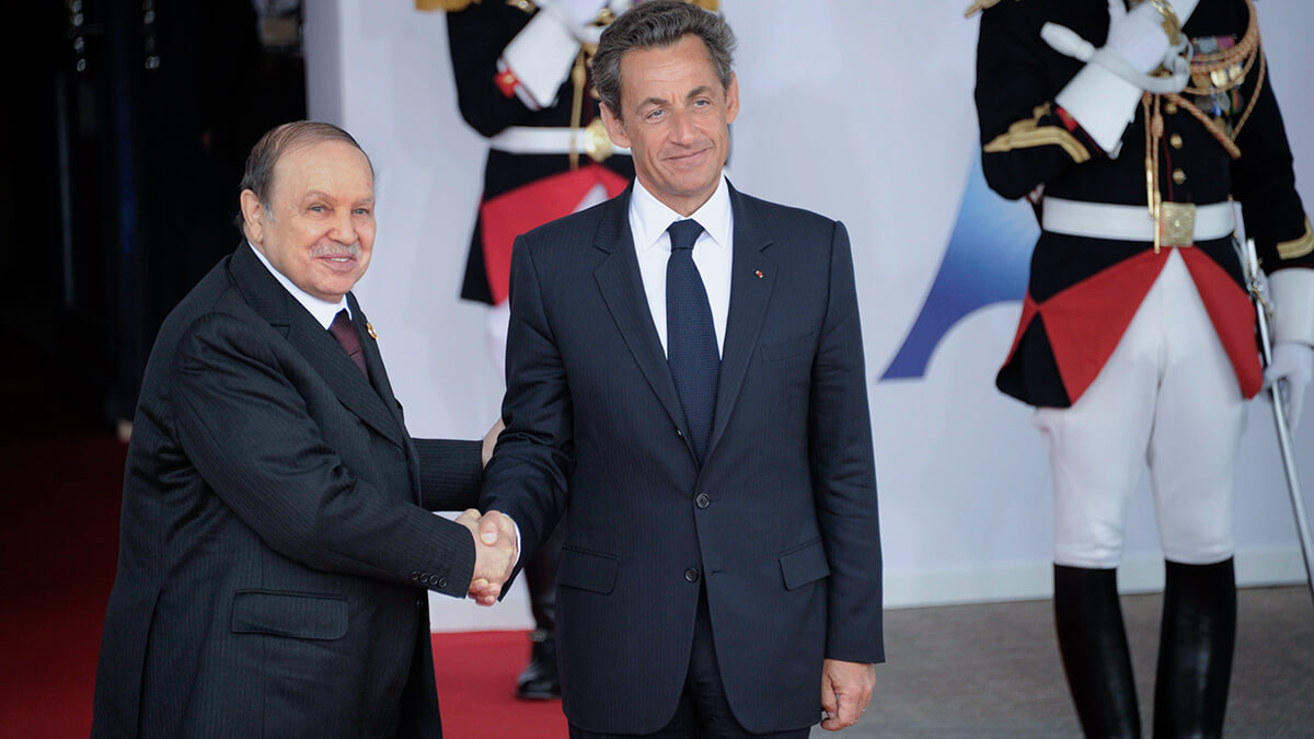 PHOTO/DAMIEN MEYER via AP - En esta fotografía de archivo del viernes 27 de mayo de 2011, el presidente francés Nicolas Sarkozy (derecha) da la bienvenida al presidente argelino Abdelaziz Bouteflika antes de una mesa redonda en la cumbre del G8 en Deauville, Francia. El ex presidente argelino Bouteflika, que luchó por la independencia de Francia en las décadas de 1950 y 1960 y fue derrocado en medio de protestas a favor de la democracia en 2019 después de 20 años en el poder