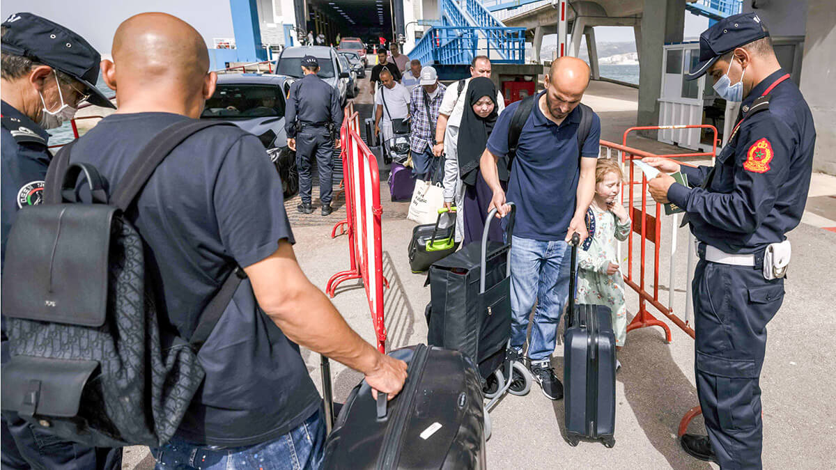 Los pasajeros salen de un ferry procedente de Algeciras después de su llegada al puerto marroquí de Tánger (AFP/FADEL SENNA)