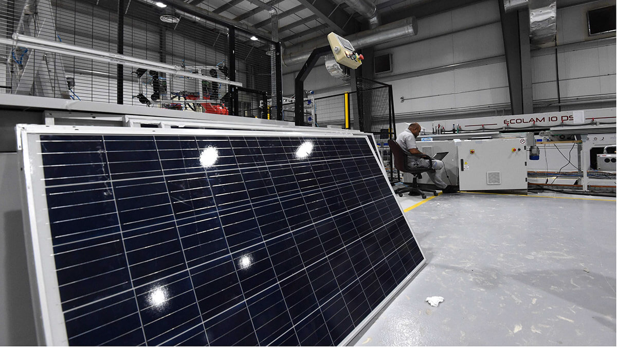 Fábrica de paneles solares en Uyayna, al norte de Riad (AFP/ FAYEZ NURELDINE)