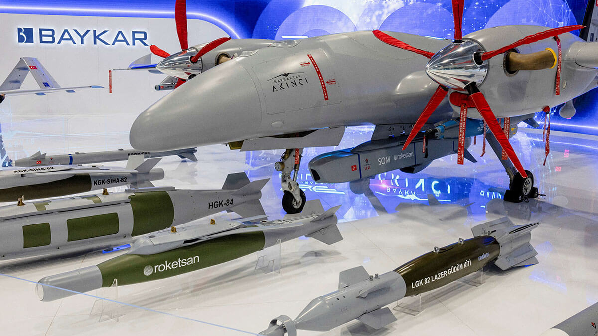 Un dron de combate no tripulado Bayraktar Akinci en la exposición SAHA EXPO Defence & Aerospace en Estambul, Turquía, el 27 de octubre de 2022
REUTERS/UMIT BEKTAS