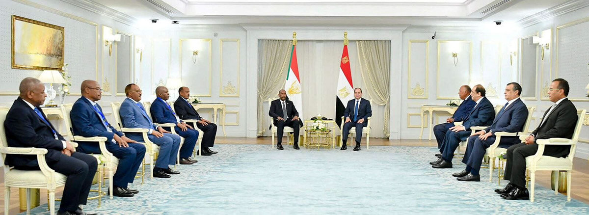 El presidente egipcio Abdel Fattah al-Sisi se reúne con el jefe del ejército sudanés, el general Abdel Fattah al-Burhan, que ha abandonado Sudán por primera vez desde el inicio del conflicto con las paramilitares Fuerzas de Apoyo Rápido, y sus delegaciones en la ciudad costera egipcia de El-Alamein, Egipto, 29 de agosto de 2023
PHOTO/PRESIDENCIA EGIPCIA