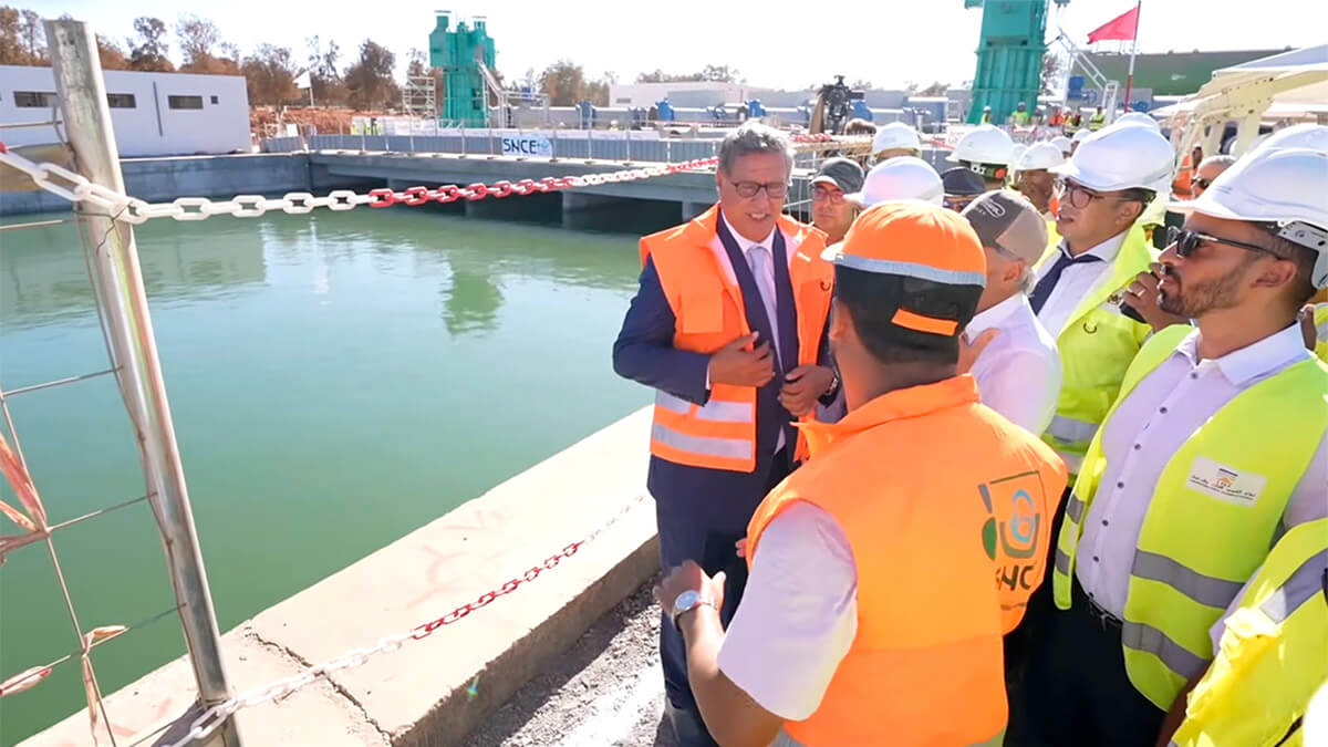 El primer ministro marroquí dialoga con los ingenieros y operarios que han construido la infraestructura
