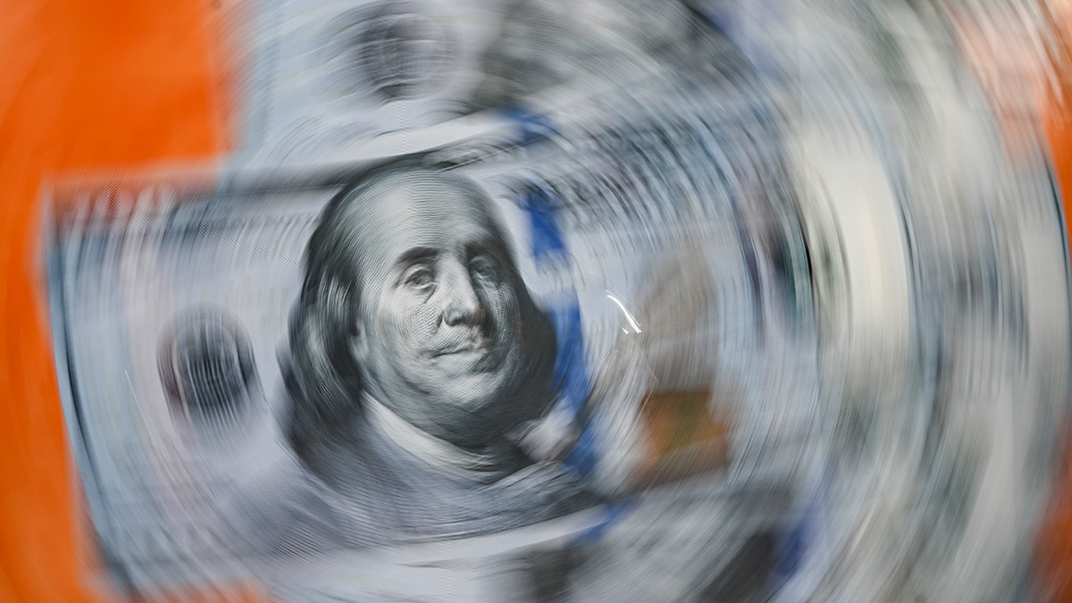Imagen de un billete de cien dólares - AFP/LUIS ROBAYO