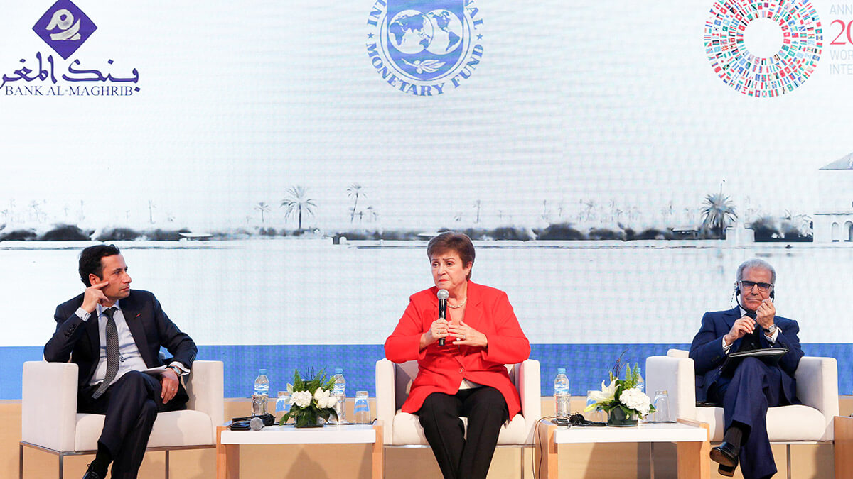 REUTERS/YOUSSEF BOUDIAL - La Directora Gerente del FMI, Kristalina Georgieva, habla junto al Gobernador del Banco Central de Marruecos, Abdellatif Jouahri, y al Ministro de Finanzas, Mohamed Benchaaboun, durante una conferencia de prensa en Rabat, Marruecos, el 20 de febrero de 2020