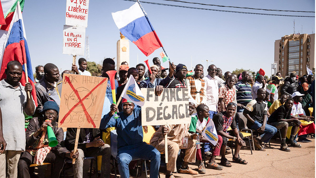 Los manifestantes sostienen pancartas durante una protesta para apoyar al presidente de Burkina Faso, el Capitán Ibrahim Traore, y para exigir la salida del embajador de Francia y de las fuerzas militares, en Uagadugú, el 20 de enero de 2023
AFP/ OLYMPIA DE MAISMONT