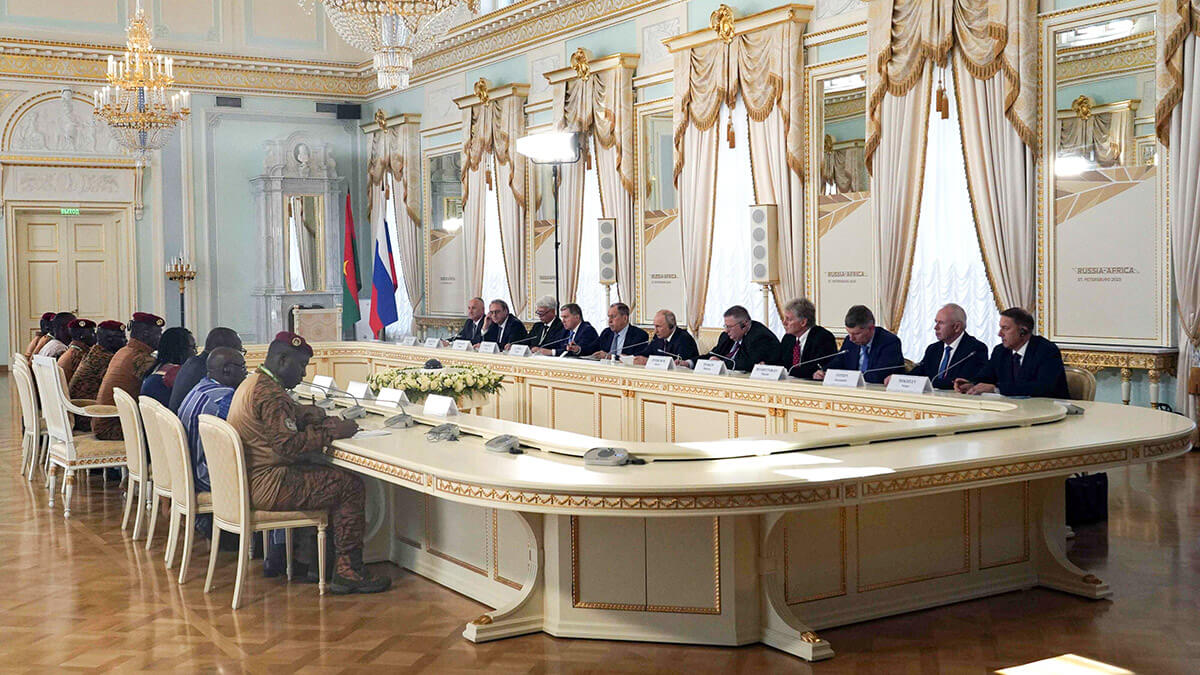 Esta imagen compartida distribuida por la agencia Sputnik muestra al presidente ruso Vladimir Putin reuniéndose con el líder de la junta de Burkina Fasos, el capitán Ibrahim Traore, en Strelna, en las afueras de San Petersburgo, el 29 de julio de 2023
AFP/ALEXEY DANICHEV