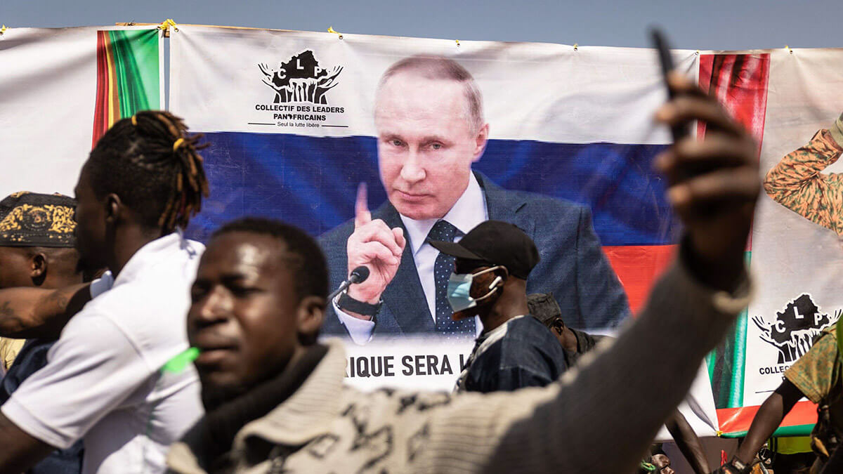 Pancarta del presidente ruso Vladimir Putin durante una protesta para apoyar al presidente de Burkina Faso, el capitán Ibrahim Traore, y exigir la salida del embajador de Francia y de las fuerzas militares, en Uagadugú, el 20 de enero de 2023
AFP/ OLYMPIA DE MAISMONT
