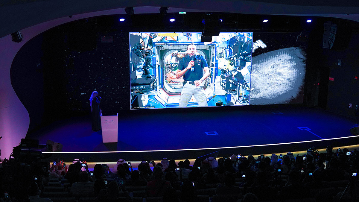 PHOTO/WAM - Durante su permanencia de 186 días en órbita ha mantenido numerosos videoconferencias con estudiantes, autoridades y ciudadanos emiraties interesados en conocer su vida cotidiana en el espacio