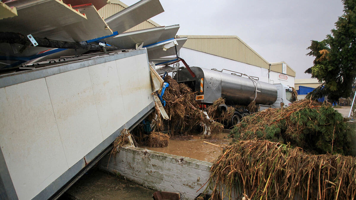 Escombros en las instalaciones de una fábrica, en un área inundada debido al impacto de la tormenta Daniel en la aldea de Nea Lefki, cerca de Larissa, Grecia, el 6 de septiembre de 2023
REUTERS/KOSTAS MANTZIARIS