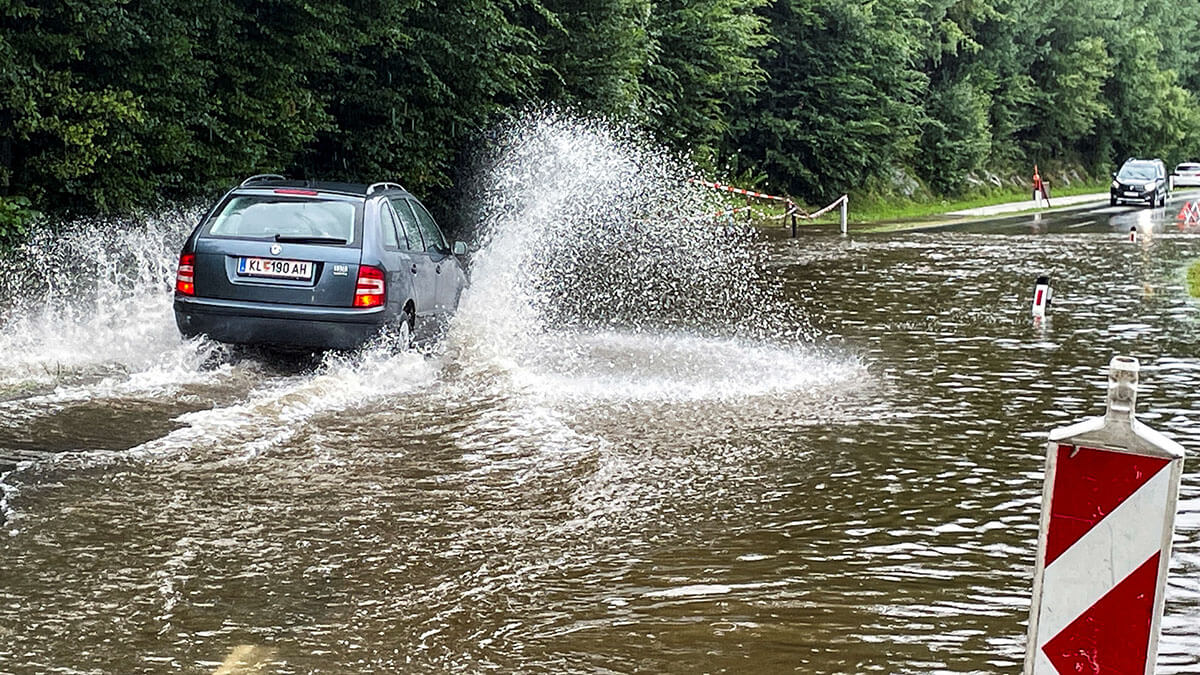 Los coches pasan por una calle inundada después de fuertes lluvias en Klagenfurt, Austria, 5 de agosto de 2023
REUTERS/LOUISA OFF