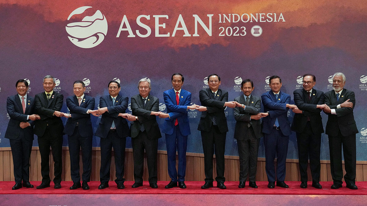 PHOTO/TATAN SYUFLANA via REUTERS - De izquierda a derecha, el presidente de Filipinas, Ferdinand Marcos, Jr., la ministra de Asuntos Exteriores de Singapur, Vivian Balakrishnan, el jefe de la delegación de Tailandia, Sarun Charoensuwan, el primer ministro de Vietnam, Pham Minh Chinh, el secretario general de la ONU, Antonio Guterres, el presidente de Indonesia, Joko Widodo, El primer ministro de Laos, Sonexay Siphandone, el sultán de Brunei Hassanal Bolkiah, el primer ministro de Camboya, Hun Manet, el primer ministro de Malasia, Anwar Ibrahim, y el primer ministro de Timor Oriental, Xanana Gusmao, se toman de la mano mientras posan para una fotografía familiar durante la Asociación de Naciones del Sudeste Asiático (ASEAN)-ONU. Cumbre en Yakarta, Indonesia, 7 de septiembre de 2023