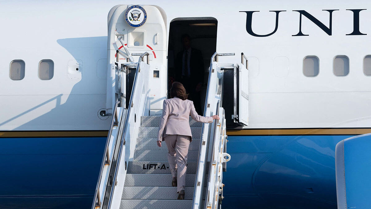 AFP/YASUYOSHI CHIBA - La vicepresidenta estadounidense Kamala Harris sube al Air Force Two antes de partir tras asistir a la 43ª Cumbre de la Asociación de Naciones del Sudeste Asiático (ASEAN) en Yakarta, el 7 de septiembre de 2023