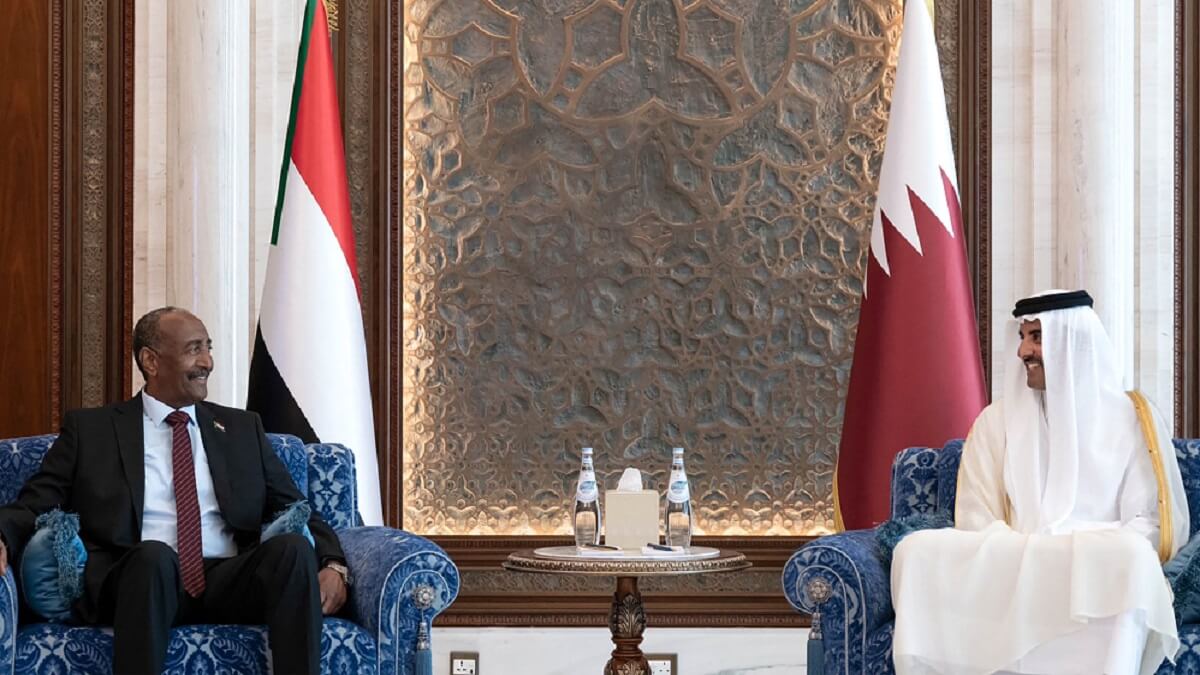 AFP PHOTO/QATAR AMIRI DIWAN/Esta foto de distribución difundida por el Amiri Diwan de Qatar muestra al emir de Qatar, el jeque Tamim bin Hamad al-Thani, reunido con el jefe del Ejército de Sudán, el general Abdel Fattah al-Burhan, en Doha, el 7 de septiembre de 2023