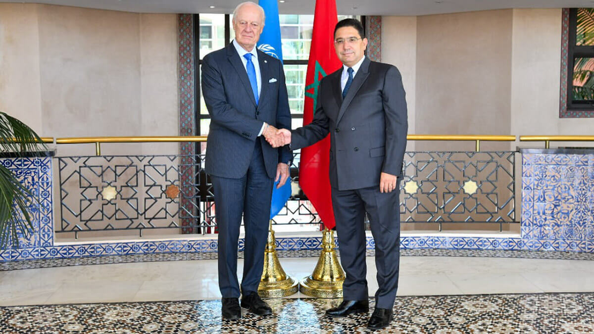 PHOTO/TWITTER - Nasser Bourita, ministro de Asuntos Exteriores de Marruecos, en Rabat con el enviado personal del secretario general de Naciones Unidas para el Sáhara marroquí, Staffan De Mistura