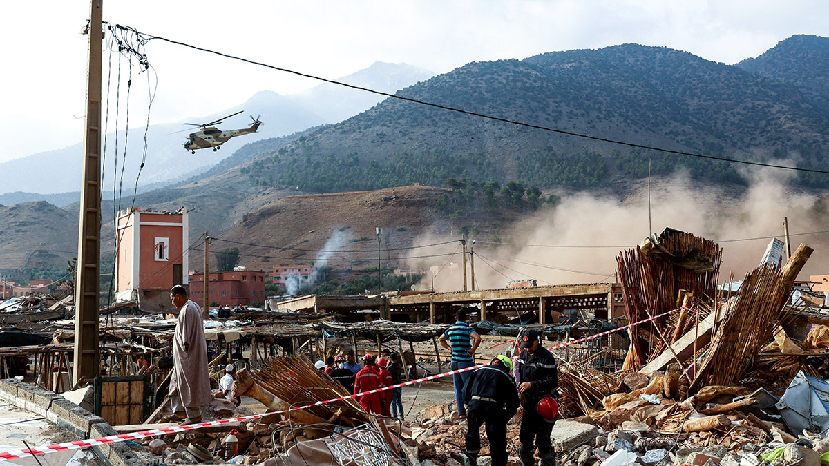 REUTERS/HANNAH Mckay - Un helicóptero militar en la zona tras el terremoto en Talat NYaaqoub, en Marruecos, el 12 de septiembre de 2023