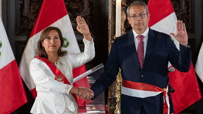 AFP/CRIS BOURONCLE - La nueva presidenta de Perú, Dina Boluarte posa junto a Pedro Angulo, flamante presidente de su equipo ministerial en el Palacio de Gobierno de Lima, el 10 de diciembre de 2022
