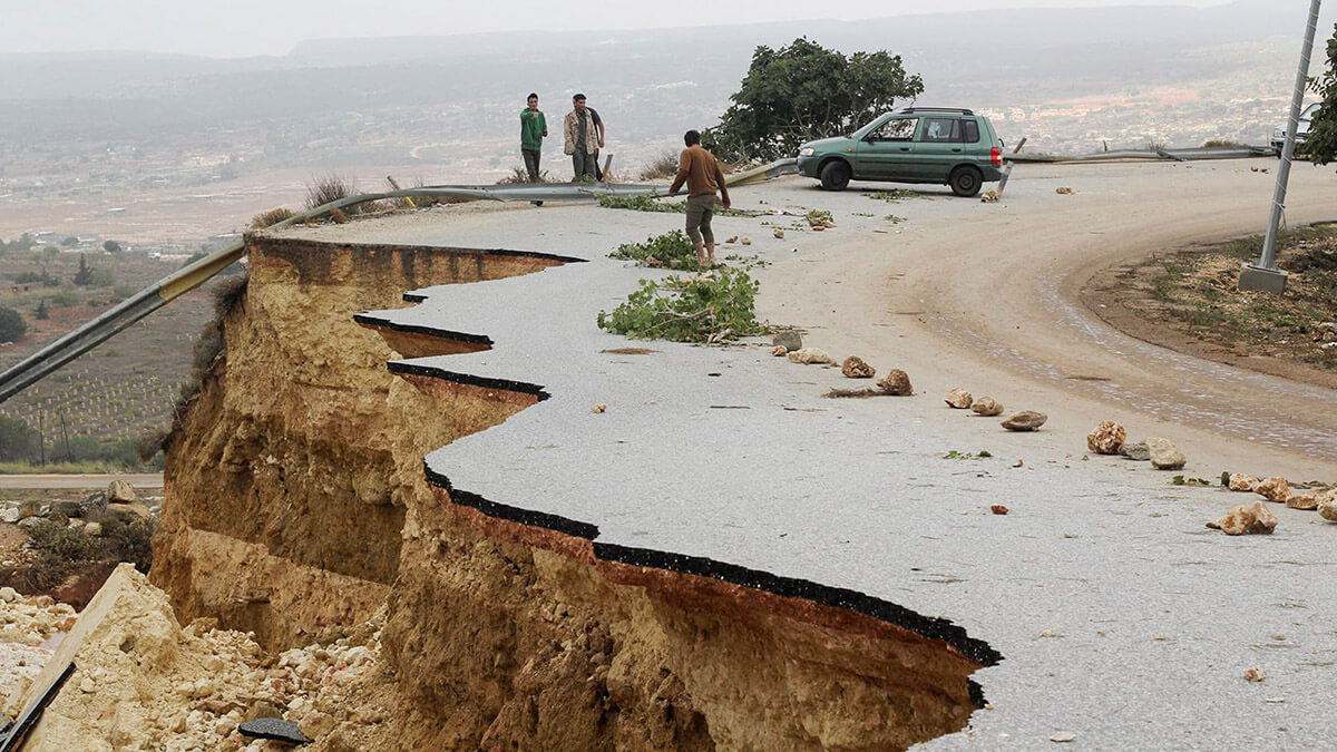La gente se encuentra en una carretera dañada mientras una poderosa tormenta y fuertes lluvias inundaban la ciudad de Shahhat, Libia, el 11 de septiembre de 2023
REUTERS/OMAR JARHMAN