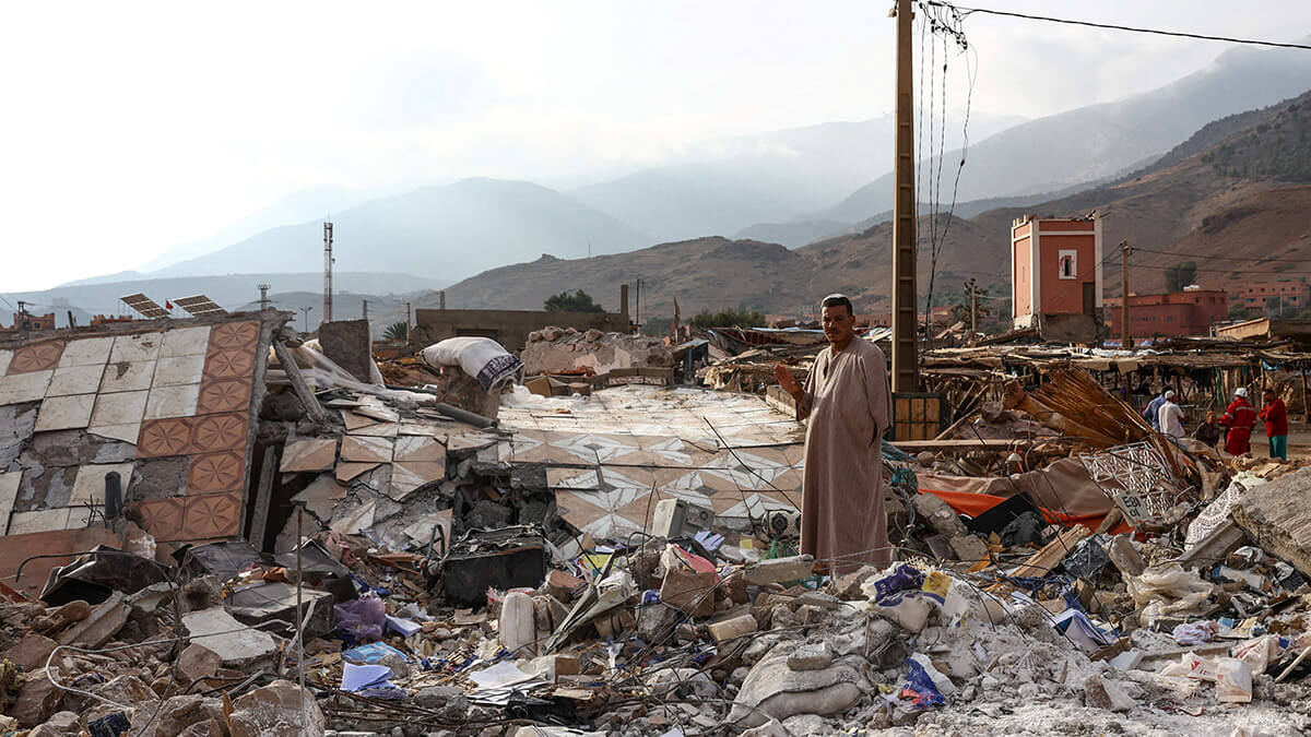 REUTERS/HANNAH McKAY - Un hombre se encuentra en medio de escombros después de un terremoto mortal en Talat NYaaqoub, en Marruecos, el 12 de septiembre de 2023