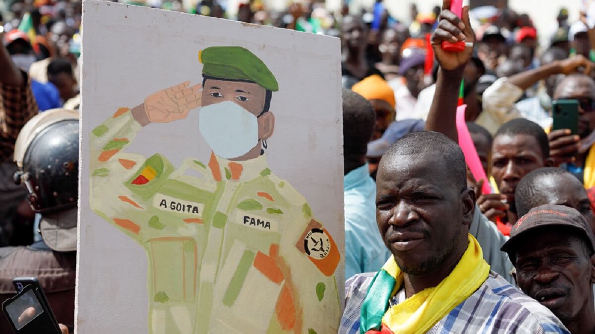 Un partidario del presidente interino de Mali, Assimi Goita, sostiene su imagen durante una concentración a favor de la Junta y de Rusia en Bamako, el 13 de mayo de 2022 - PHOTO/AFP/OUSMANE MAKAVELI
