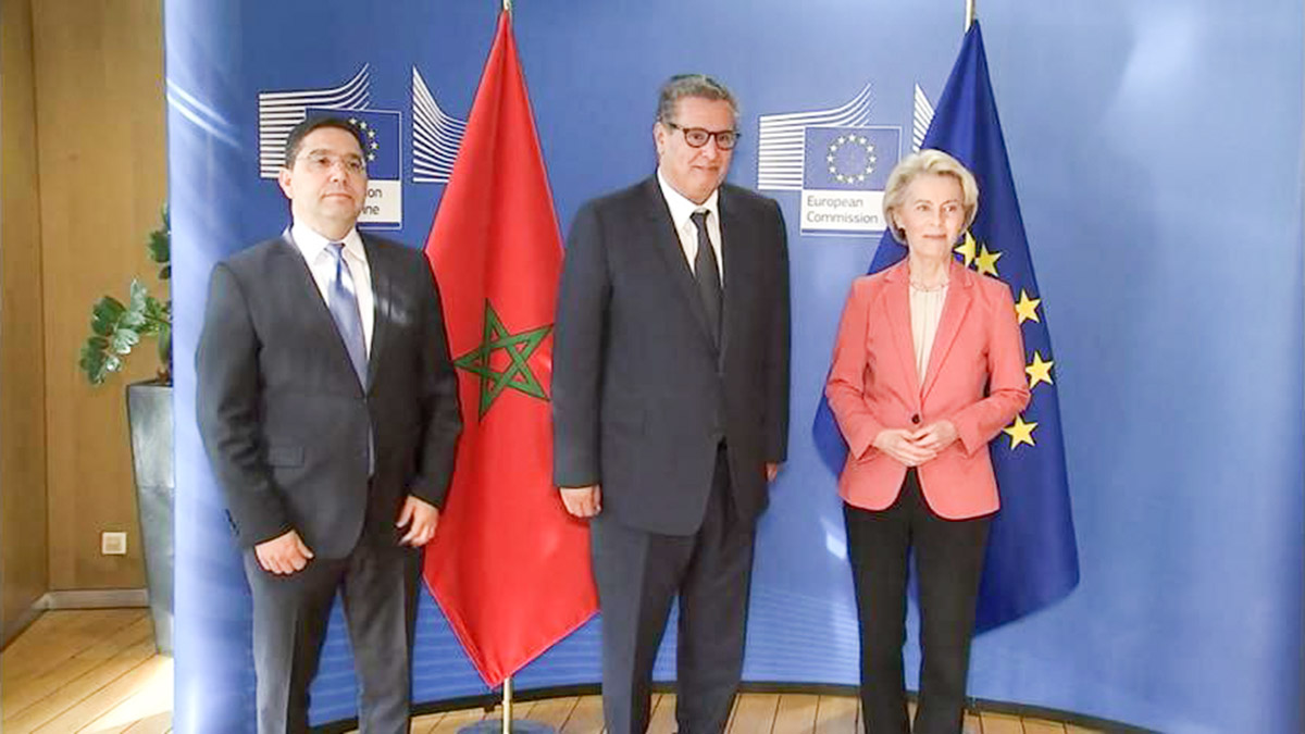 El primer ministro de Marruecos, Aziz Akhannouch, se reunió el martes en Bruselas con la presidenta de la Comisión Europea, Ursula Von Der Leyen, en presencia del ministro de Asuntos Exteriores, Cooperación Africana y Marroquíes residentes en el extranjero, Nasser Bourita
