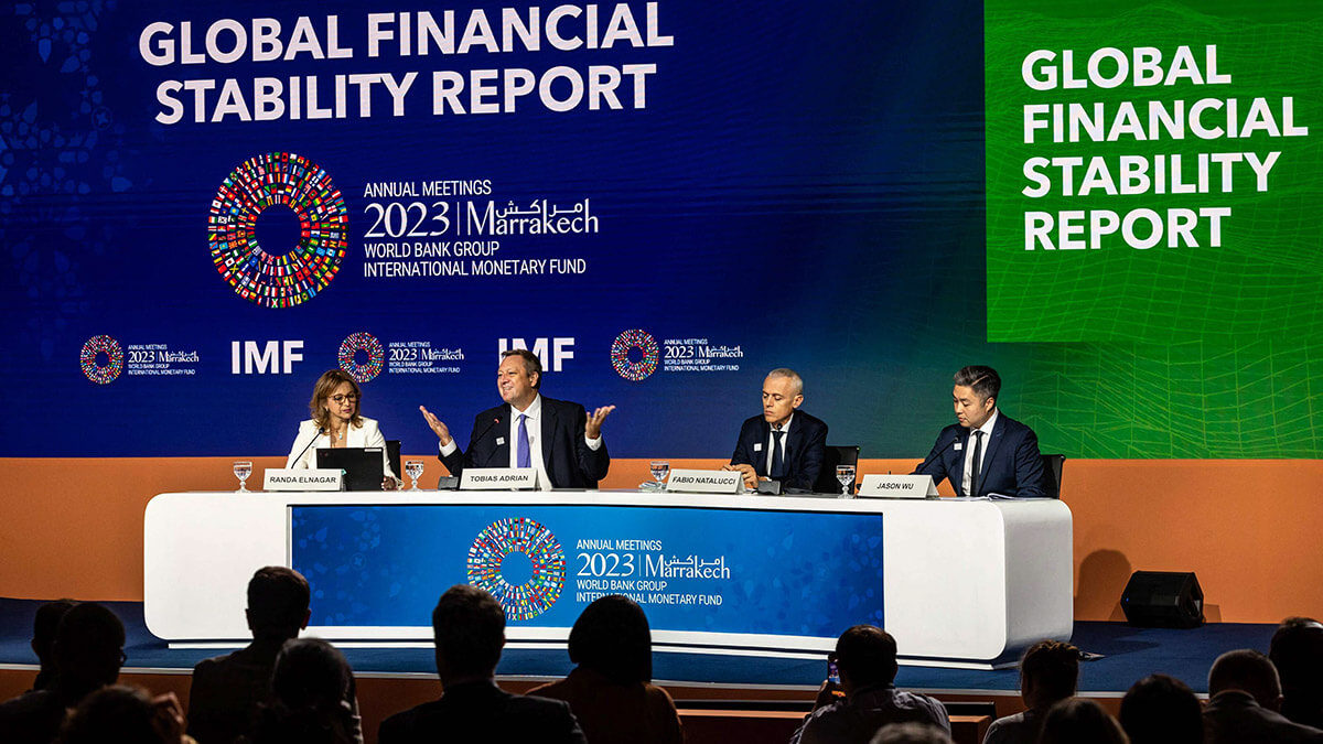AFP/FADEL SENNA - La oficial de prensa del FMI, Randa Elnagar, directora del Departamento de Mercados Monetarios y de Capitales del FMI, Tobias Adrian, director adjunto del Departamento de Mercados Monetarios y de Capitales del FMI, Fabio Natalucci, y subdirector del Departamento de Mercados Monetarios y de Capitales del FMI, Jason Wu, participan en una conferencia de prensa el segundo día de las Reuniones Anuales del Fondo Monetario Internacional (FMI) y el Grupo del Banco Mundial (GBM), en Marrakech el 10 de octubre de 2023