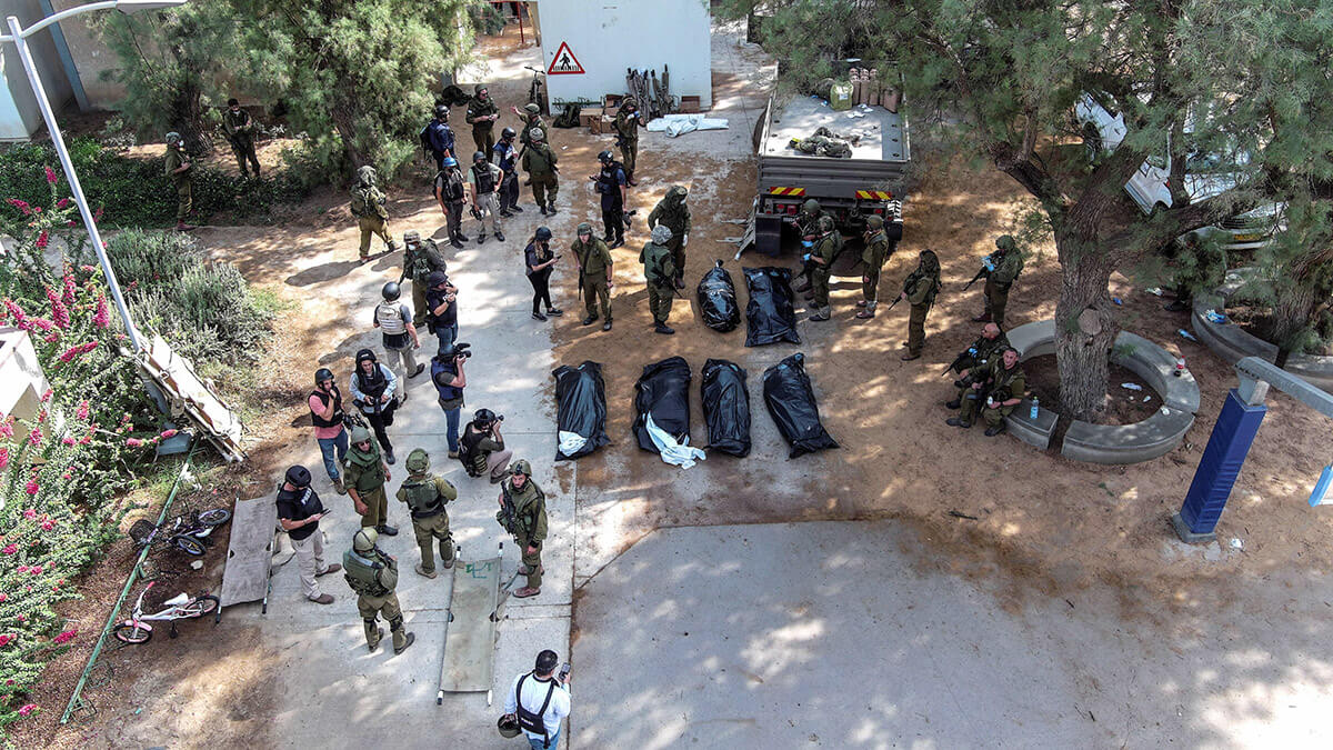 REUTERS/Ilan Rosenberg - Vista aérea muestra los cuerpos de las víctimas de un ataque tras una infiltración masiva de pistoleros de Hamás desde la Franja de Gaza, yacen en el suelo en el Kibbutz Kfar Aza, en el sur de Israel, el 10 de octubre de 2023