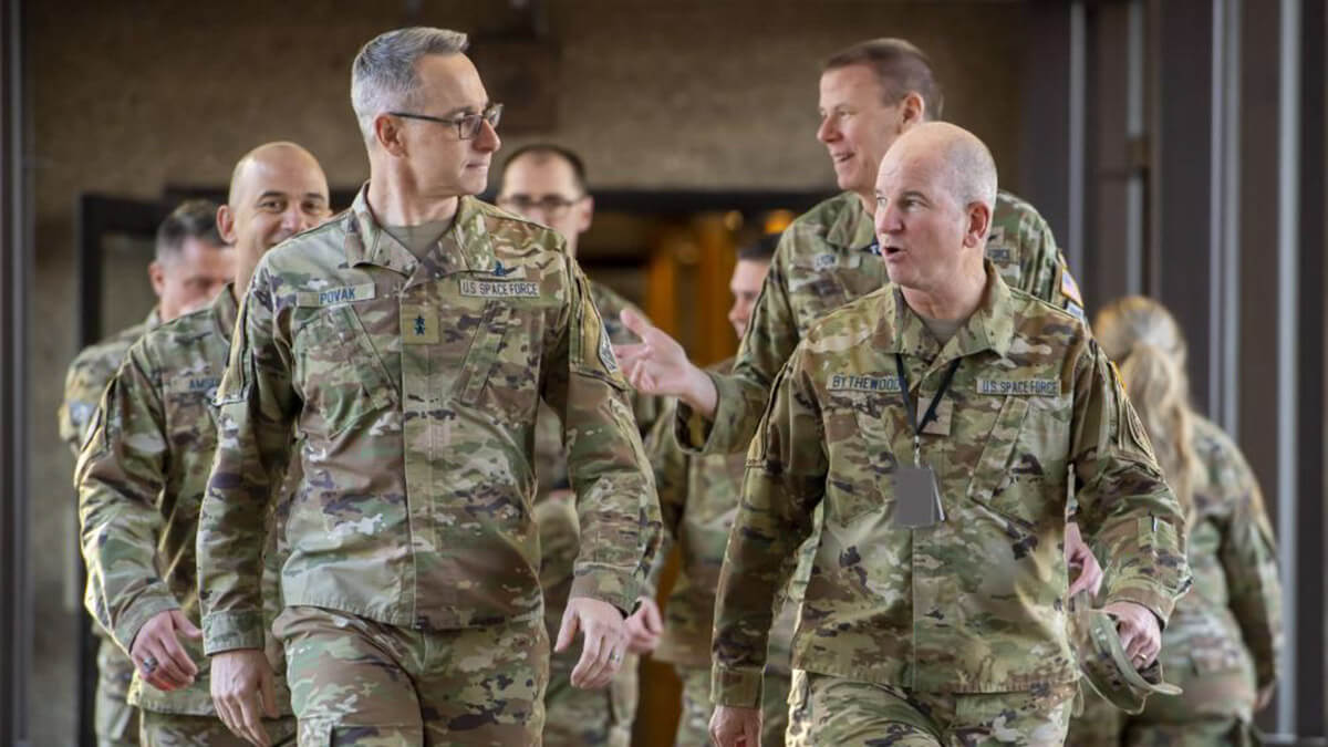 PHOTO/US Space Force-Dennis Rogers - El general Christopher Povak (izquierda) ha desvelado que el plan de la NRO es multiplicar por diez las imágenes y señales que sus satélites recopilan día y noche por el mundo