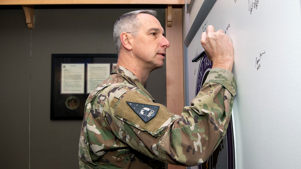 PHOTO/US Space Force-Dennis Rogers - El segundo hombre en importancia de la NRO, el general Povak, en imagen, sostiene que China está cerrando la brecha tecnológica que le separa de Estados Unidos