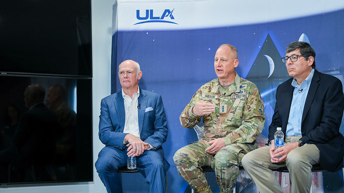 PHOTO/US Space Force-Senior Airman Samuel Becker - Imagen de agosto pasado de Christopher Scolese (derecha), ex alto funcionario de la NASA nombrado director de la NRO en 2019 por la Administración Trump