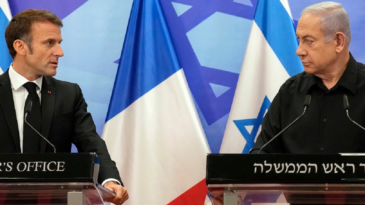 PHOTO/POOL/AFP/CHRISTOPHE ENA - TOPSHOT - El primer ministro israelí, Benjamin Netanyahu (Derecha), estrecha la mano del presidente francés, Emmanuel Macron (Izquierda), tras su rueda de prensa conjunta en Jerusalén el 24 de octubre de 2023