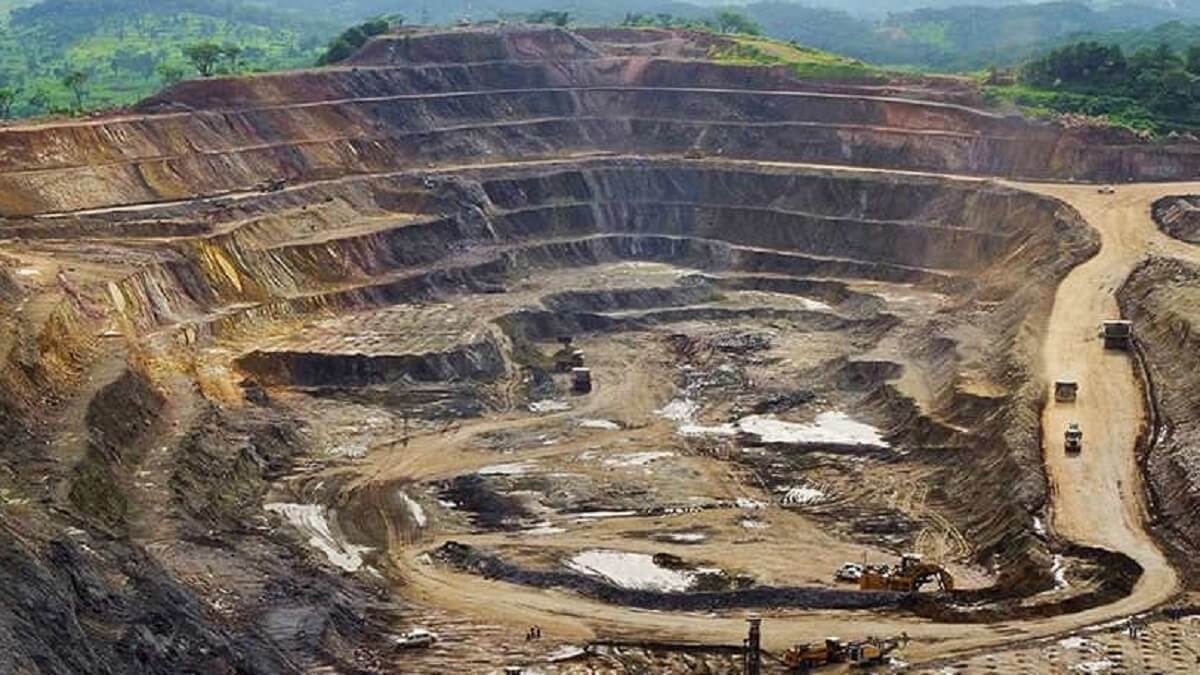 REUTERS/JONNY HOGG - Pozo abierto en una mina de cobre y cobalto