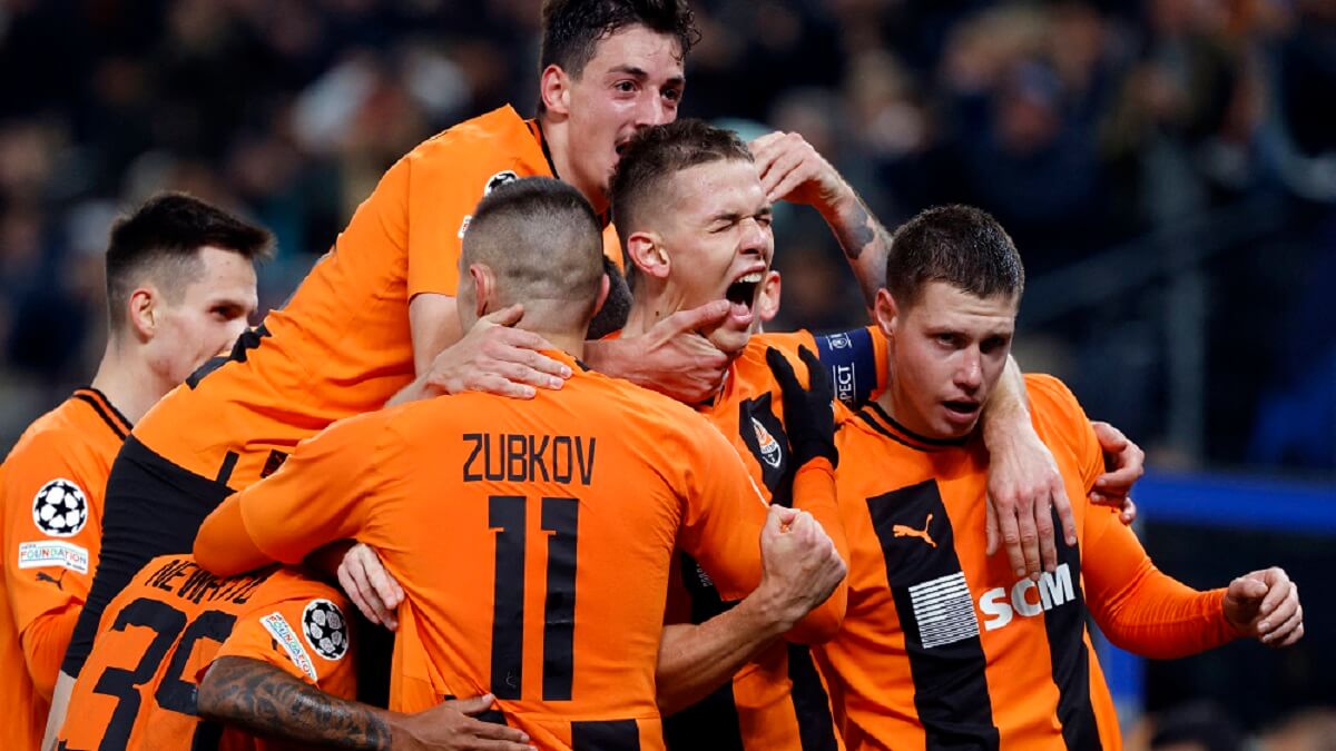 PHOTO/AFP/AXEL HEIMKEN - Los jugadores del Shakhtar Donetsk celebran el primer gol del delantero ucraniano Danylo Sikan (2R) durante el partido de fútbol del Grupo H de la UEFA Champions League entre el FC Shakhtar Donetsk y el FC Barcelona en Hamburgo, norte de Alemania, el 7 de noviembre de 2023