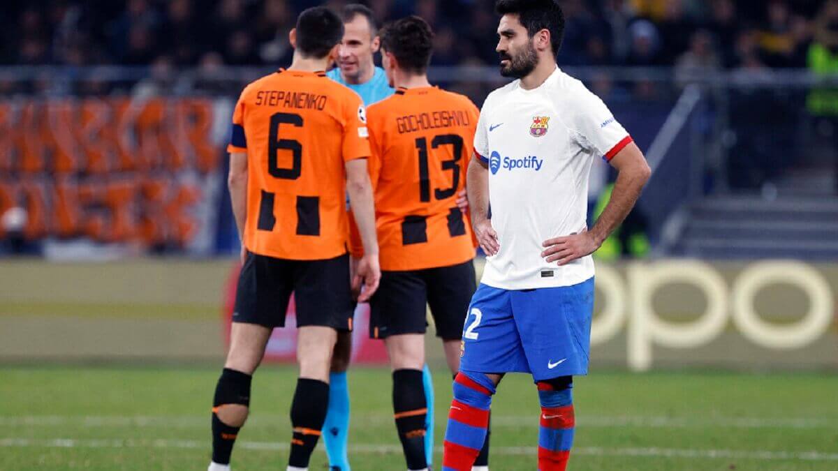 PHOTO/AFP/AXEL HEIMKEN - El centrocampista alemán del Barcelona Ilkay Gundogan observa durante el partido de fútbol del Grupo H de la UEFA Champions League entre el FC Shakhtar Donetsk y el FC Barcelona en Hamburgo, norte de Alemania, el 7 de noviembre de 2023
