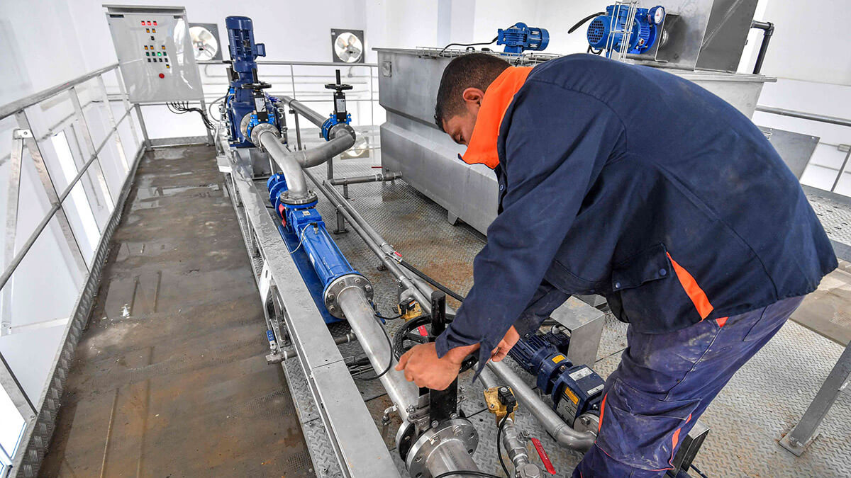 AFP/FETHI BELAID - Un técnico en una planta de tratamiento de aguas residuales