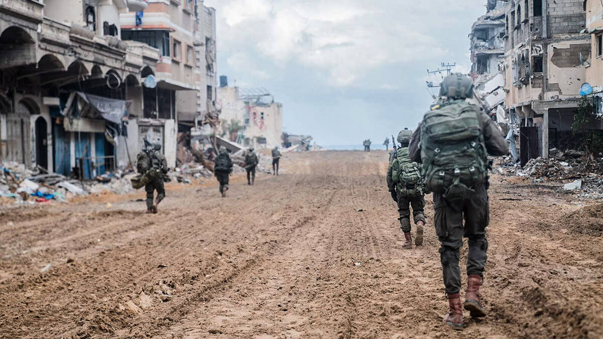 Esta fotografía publicada por el Ejército israelí el 16 de noviembre de 2023 muestra tropas durante una operación militar en el norte de la Franja de Gaza en medio de continuas batallas entre Israel y el grupo terrorista palestino Hamás - AFP/EJÉRCITO ISRAELÍ