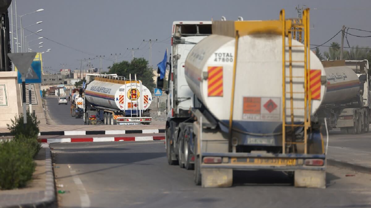 PHOTO/AFP/MOHAMMED ABED - Camiones cargados de combustible entran en la Franja de Gaza a través del paso fronterizo de Rafah con Egipto