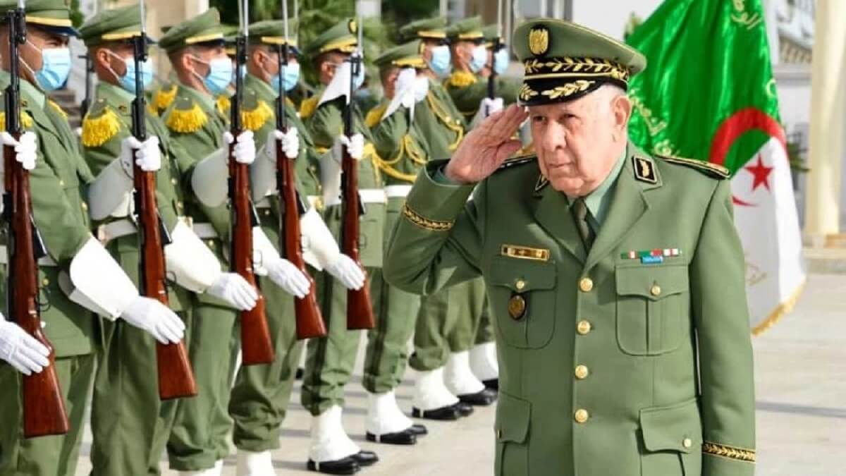 PHOTO/Ministerio de Defensa de Argelia- El general Said Chanegriha, jefe del Estado Mayor del Ejército argelino pasando revista a tropas del país