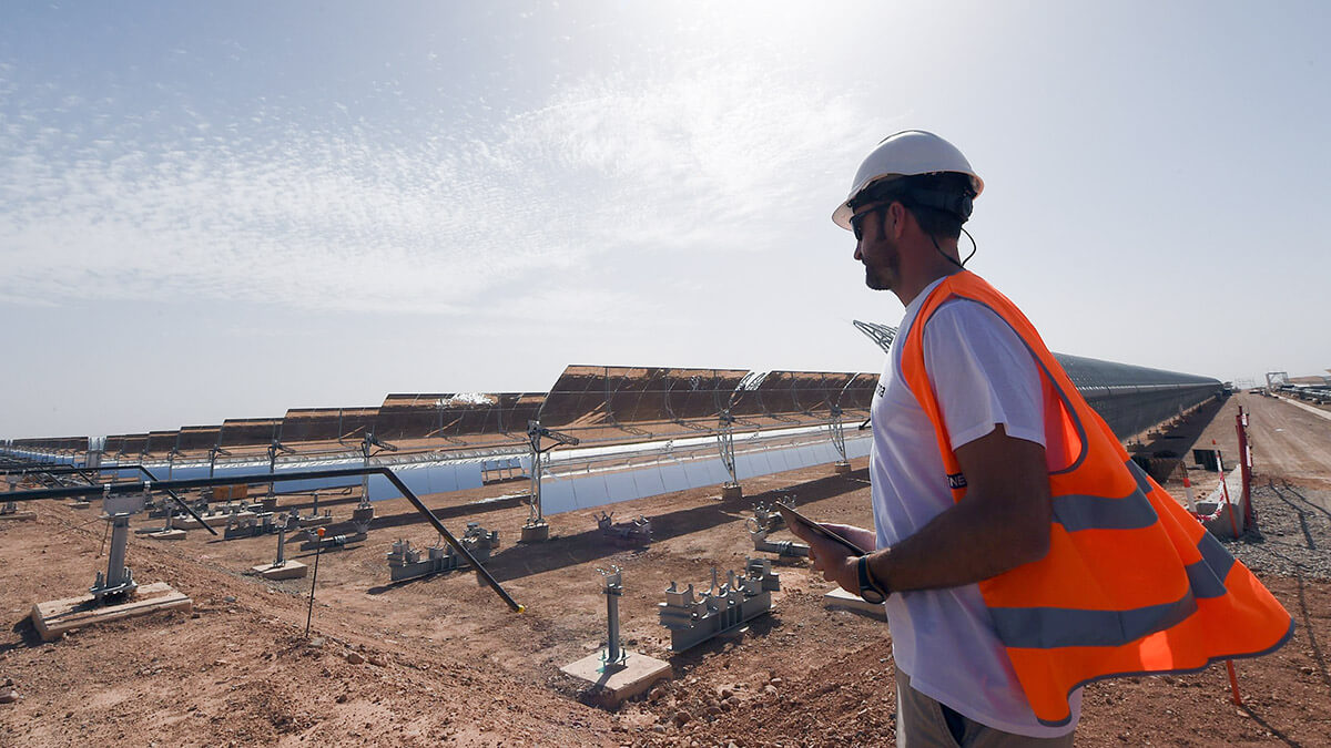 AFP/FADEL SENNA - Un trabajador se encuentra frente a un panel solar que forma parte del proyecto de energía solar Noor 1 en Ouarzazate