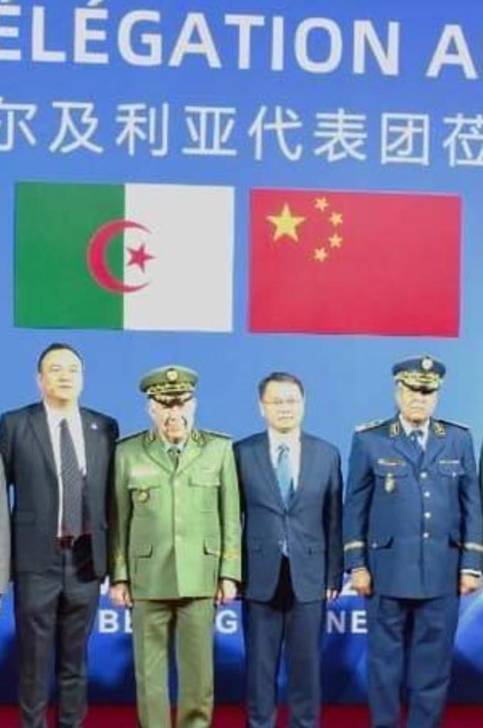 Chine le general Houam (1er … partir de la droite) toujours proche de Chengriha