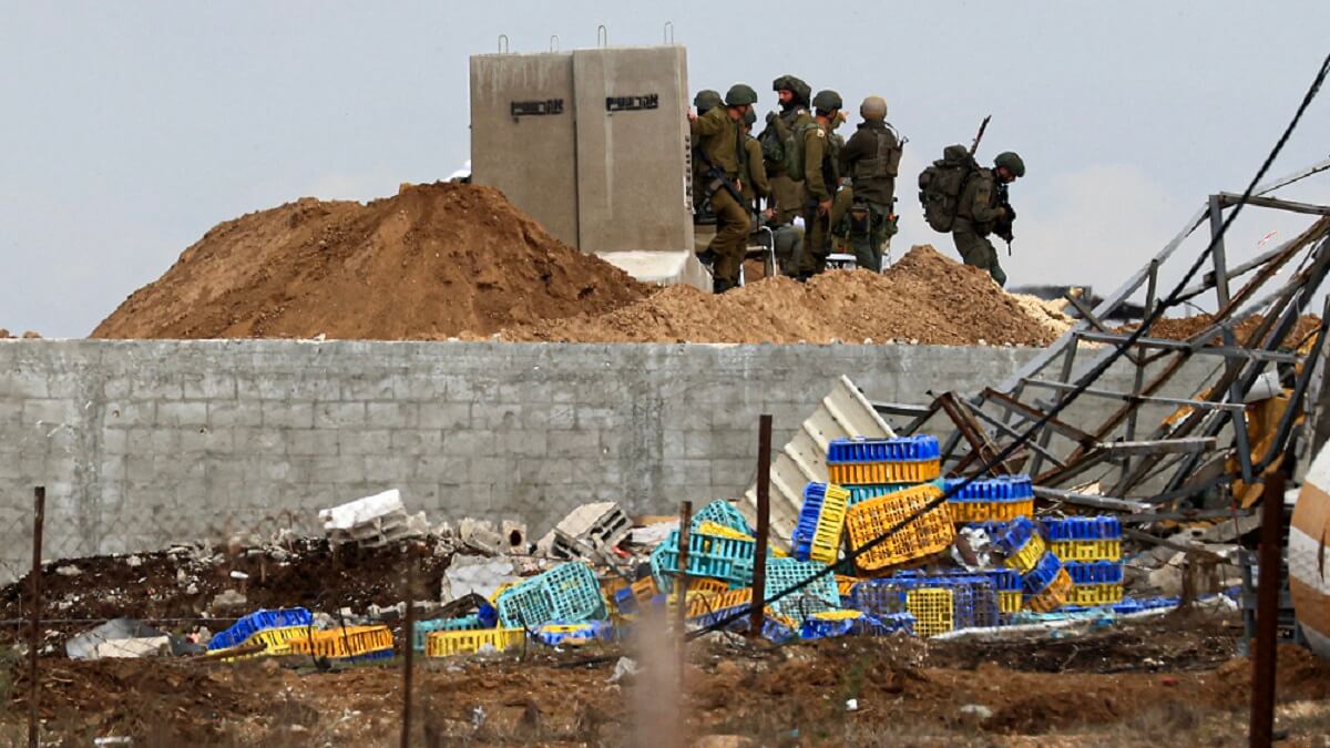 Tropas israelíes toman posiciones en una elevación que domina la carretera de Salaheddine, que une el norte de la Franja de Gaza con el sur, en el distrito de Zeitoun, a las afueras de la ciudad de Gaza, el 28 de noviembre de 2023 - PHOTO/AFP/MAHMUD HAMS