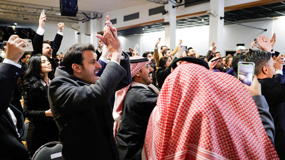 AFP/GEOFFROY VAN DER HASSELT - Miembros de la Comisión Real de Arabia Saudita para la ciudad de Riyadh, celebran en el Palacio de Congresos en Issy-les-Moulineaux, en París, el 28 de noviembre de 2023, después de ganar la sede de la Exposición Mundial 2030