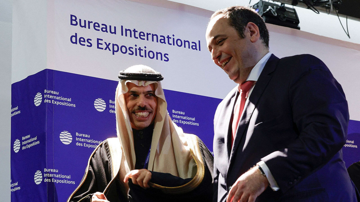 AFP/GEOFFROY VAN DER HASSELT - El ministro de Asuntos Exteriores de Arabia Saudita, el Príncipe Faisal bin Farhan Al Saud (L) y el secretario general de la Oficina Internacional de Exposiciones (BIE), Dimitri Kerkentzes, después de celebrar una conferencia de prensa en el Palacio de Congresos de Issy-les- Moulineaux, suburbio de París, el 28 de noviembre de 2023, tras el anuncio de la Comisión Real de Arabia Saudita para la ciudad de Riad de ganar la sede de la Exposición Mundial 2030