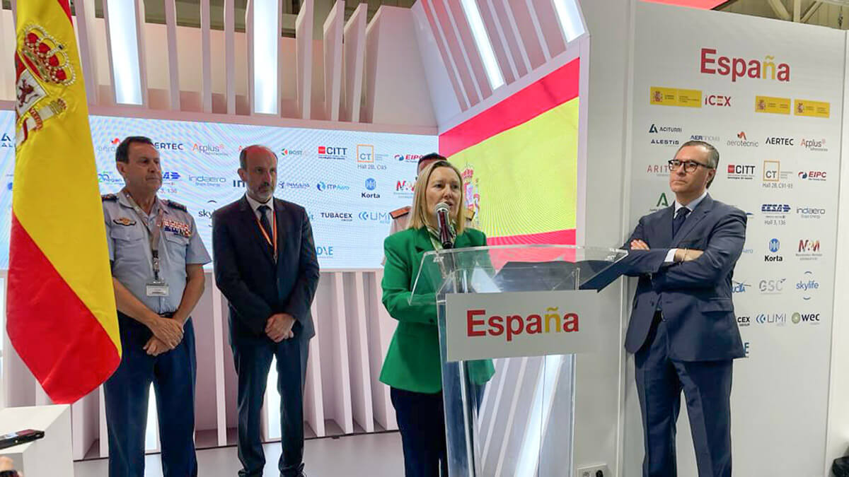 PHOTO/MDE - Amparo Valcarce en el pabellón de España del Salón Aeroespacial de París de 2025, para animar a las compañías presentes a impulsar sus exportaciones
