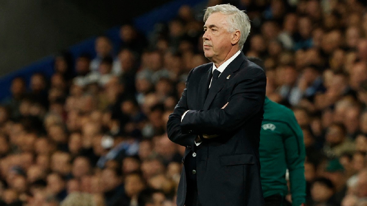 PHOTO/NURPHOTO VÍA AFP/CIRO DE LUCA - Carlo Ancelotti, entrenador del Real Madrid, supervisa el partido de fútbol del Grupo C de la Liga de Campeones de la UEFA entre el Real Madrid y el SSC Nápoles en el Estadio Santiago Bernabéu de Madrid, España, el 29 de noviembre de 2023