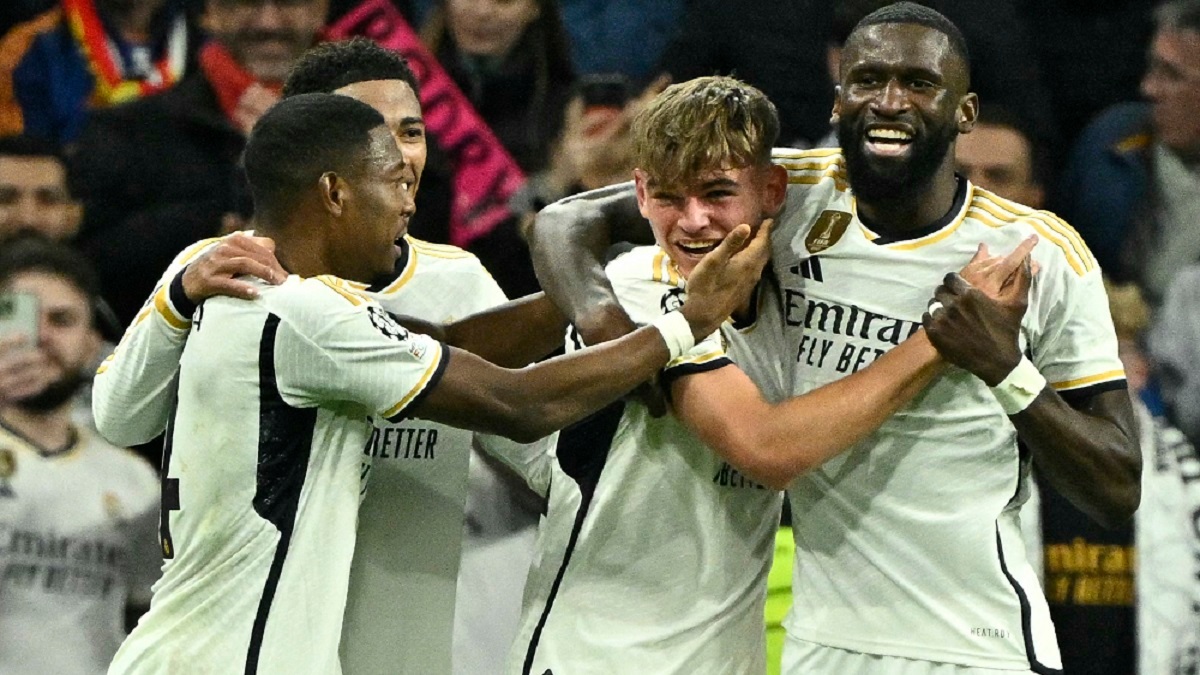 PHOGO/AFP/JAVIER SORIANO - El centrocampista argentino del Real Madrid Nico Paz celebra el tercer gol de su equipo durante el partido de fútbol del grupo C de la primera ronda de la UEFA Champions League entre el Real Madrid CF y el SSC Nápoles en el estadio Santiago Bernabéu de Madrid el 29 de noviembre de 2023