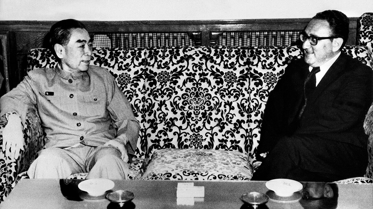 AFP/FOTOS DE NOTICIAS CONSOLIDADAS - El enviado especial de Estados Unidos, Henry Kissinger (derecha), se reúne con el primer ministro chino, Zhou Enlai, en julio de 1971 en Pekín