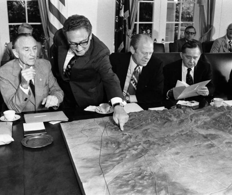 REUTERS/BIBLIOTECA GERALD R.FORD
- Henry Kissinger señala un mapa del Sinaí durante una reunión con el presidente estadounidense Gerald Ford y miembros del Congreso en la Sala del Gabinete de la Casa Blanca en Washington DC, Estados Unidos, el 20 de enero de 1977