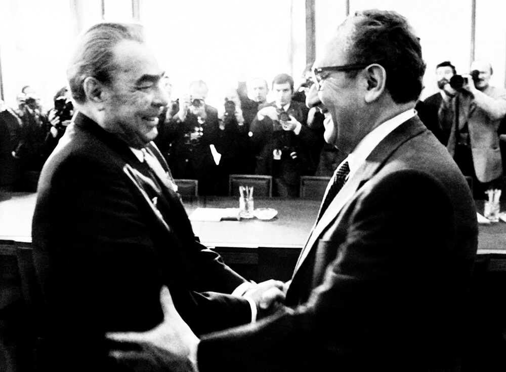PHOTO/TASS - El secretario general del Partido Comunista de la Unión Soviética, Leonid Brezhnev (Izquierda), se reúne con el secretario de Estado de los Estados Unidos, Henry Kissinger, en Moscú el 25 de marzo de 1974