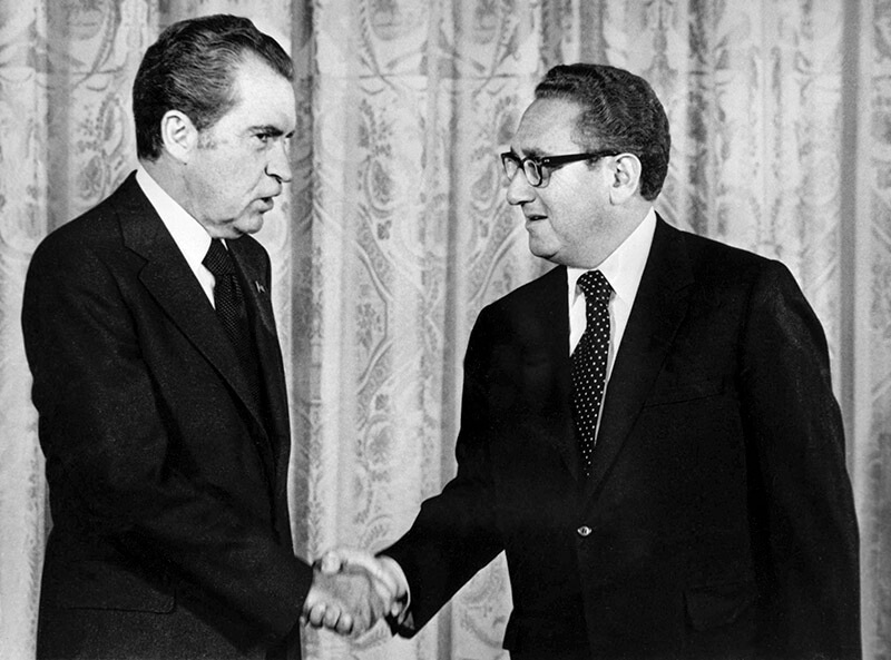 FILE/AFP - El presidente estadounidense Richard Nixon (Izquierda) le da la mano a Henry Kissinger, secretario de Estado de Asuntos Exteriores, septiembre de 1973 en Washington