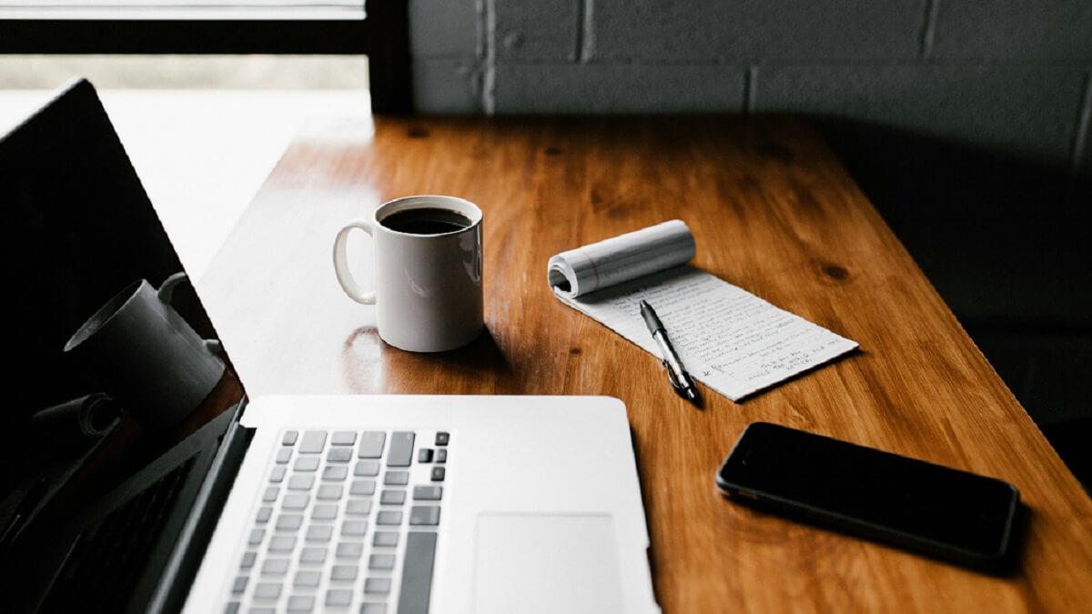 Foto de <a data-cke-saved-href="https://unsplash.com/es/@andrewtneel?utm_content=creditCopyText&utm_medium=referral&utm_source=unsplash" href="https://unsplash.com/es/@andrewtneel?utm_content=creditCopyText&utm_medium=referral&utm_source=unsplash">Andrew Neel</a> en <a data-cke-saved-href="https://unsplash.com/es/fotos/macbook-pro-taza-de-ceramica-blanca-y-telefono-inteligente-negro-en-la-mesa-cckf4TsHAuw?utm_content=creditCopyText&utm_medium=referral&utm_source=unsplash" href="https://unsplash.com/es/fotos/macbook-pro-taza-de-ceramica-blanca-y-telefono-inteligente-negro-en-la-mesa-cckf4TsHAuw?utm_content=creditCopyText&utm_medium=referral&utm_source=unsplash">Unsplash</a>